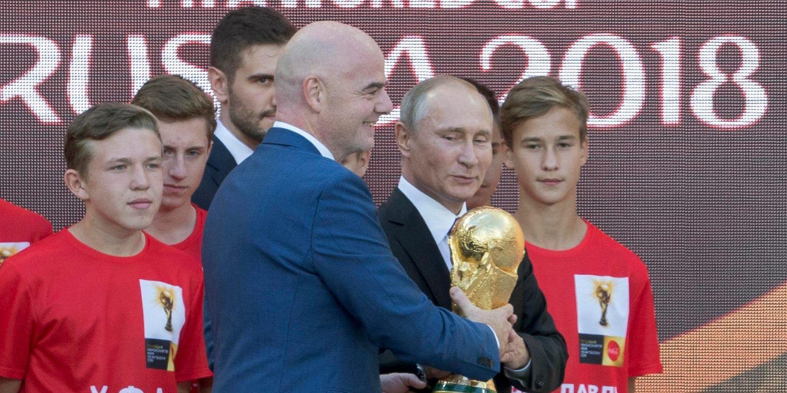 Rysslands president Vladimir Putin, här tillsammans med VM-bucklan och Fifas ordförande Gianni Infantino, får inte besök av några svenska regeringsmedlemmar under VM. Arkivbild.