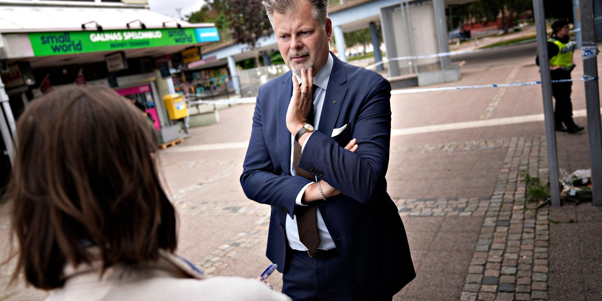 Kommunstyrelsens ordförande Axel Josefson (M) vid Vårväderstorget. 
