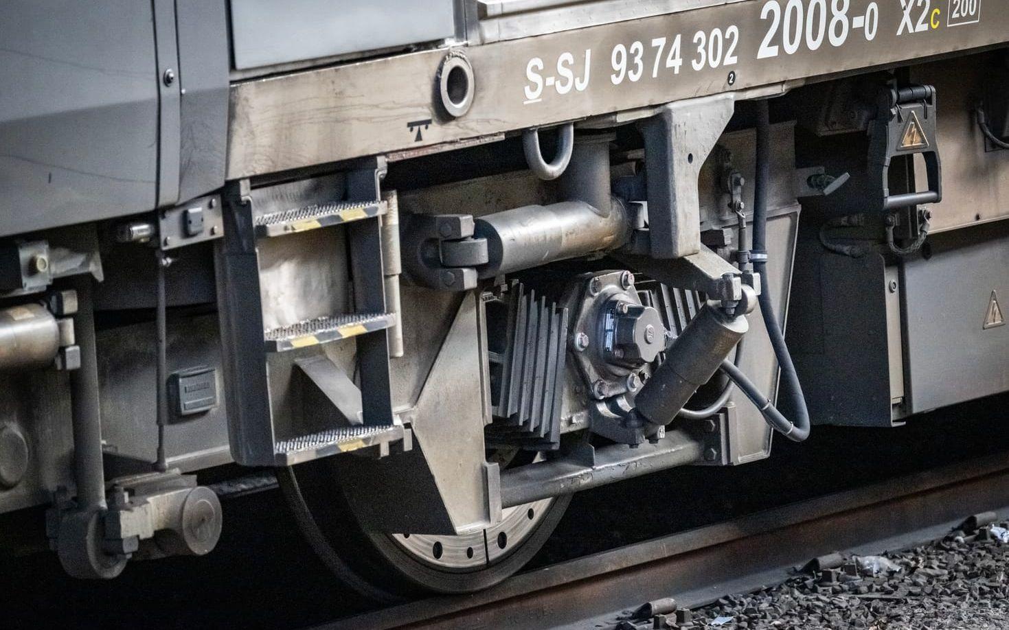 Hjul och boggie på ett X2000-tåg på Malmö C på måndagen.