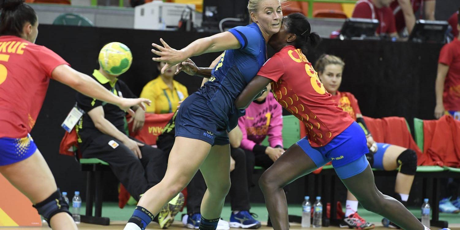 Sveriges Isabelle Gulldén i OS-genrepet mot Spanien.