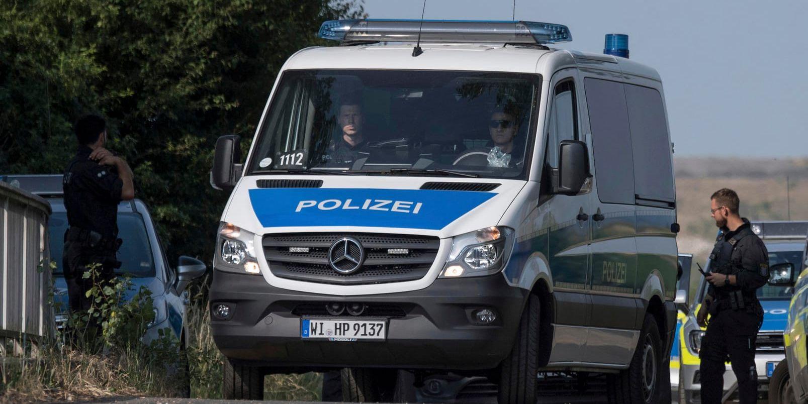 Tysk polis vid platsen där den 14-åriga flickans kropp hittades.