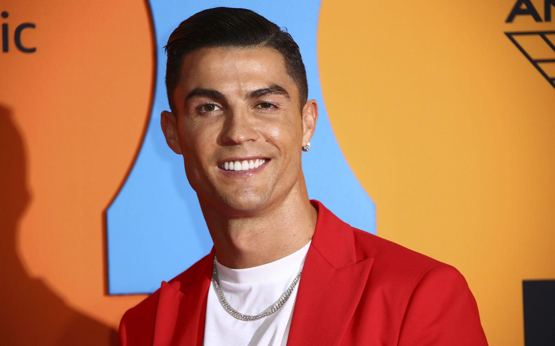 Fotbollsspelaren Cristiano Ronaldo letade långt in i garderoben och hittade en röd kavaj till kvällens gala 