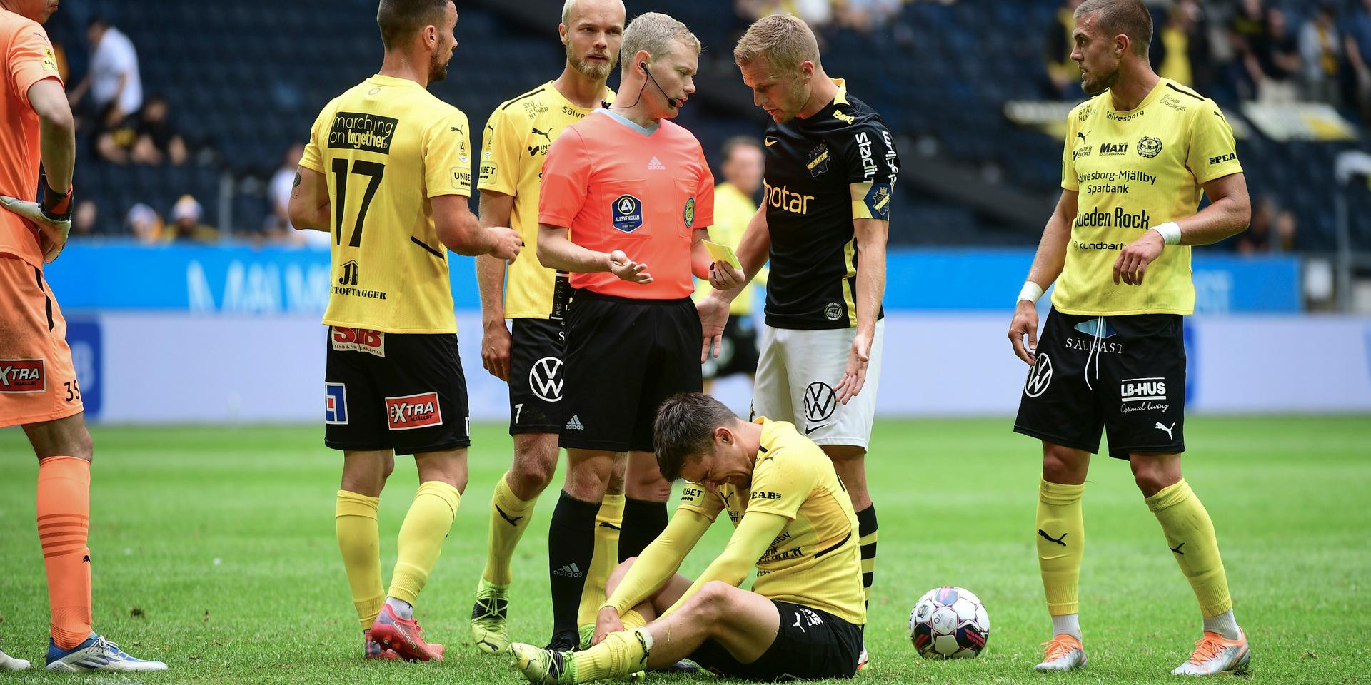 AIK:s Sebastian Larsson protesterar mot ett domslut.