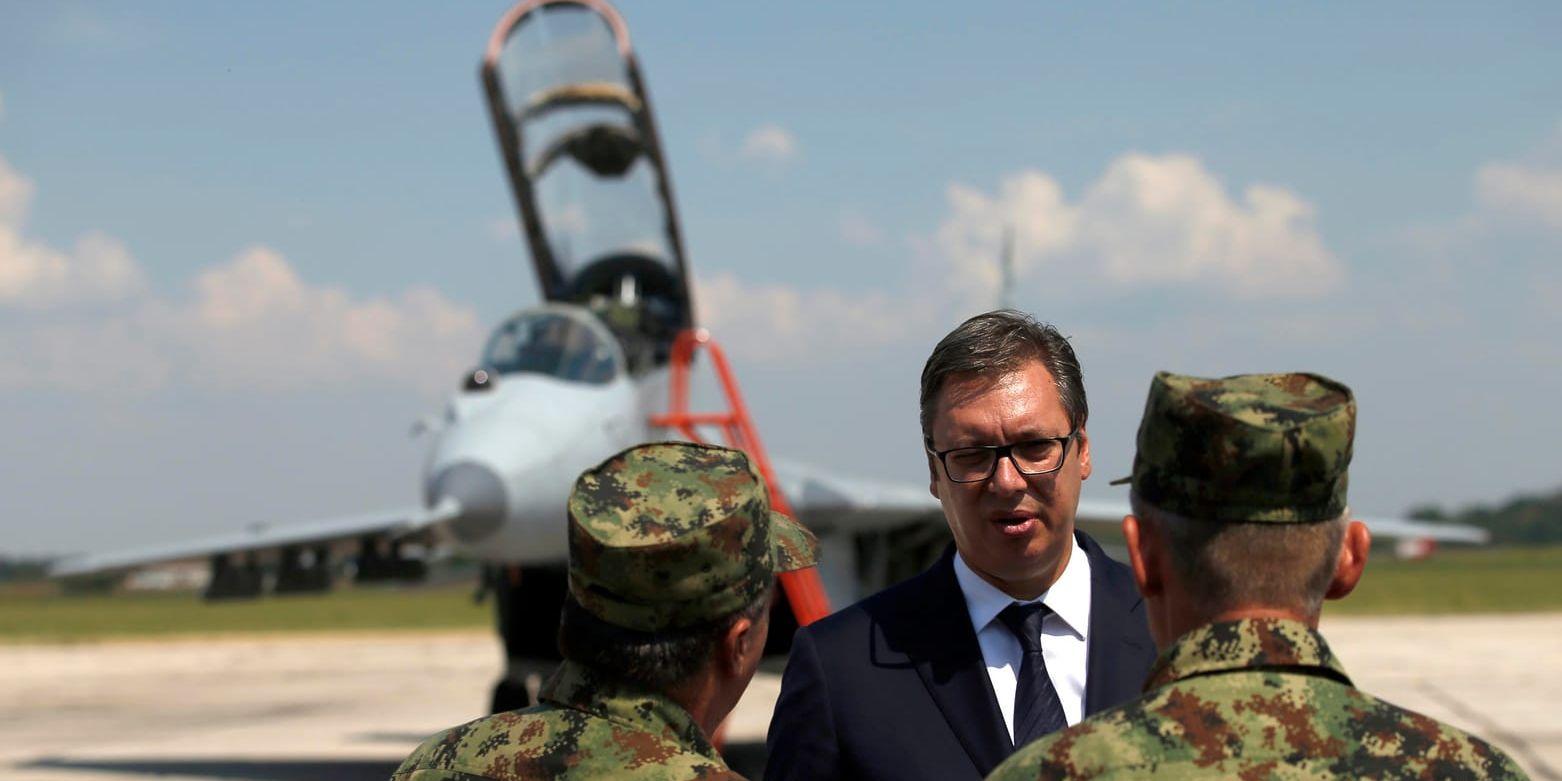 Serbien återinför militärt på skolschemat. Här står president Aleksandar Vucic framför ett ryskt Mig-plan som landet köpte förra året. Arkivbild från augusti 2018.