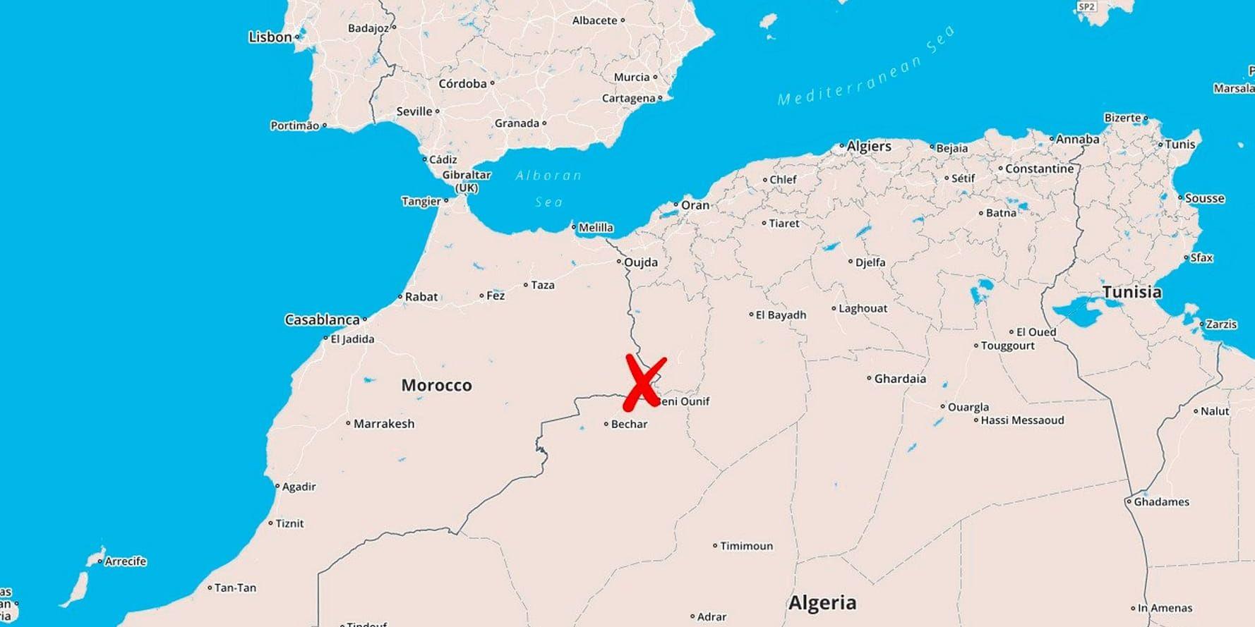 En grupp syriska flyktingar är fast i ett gränsområde mellan Marocko och Algeriet.