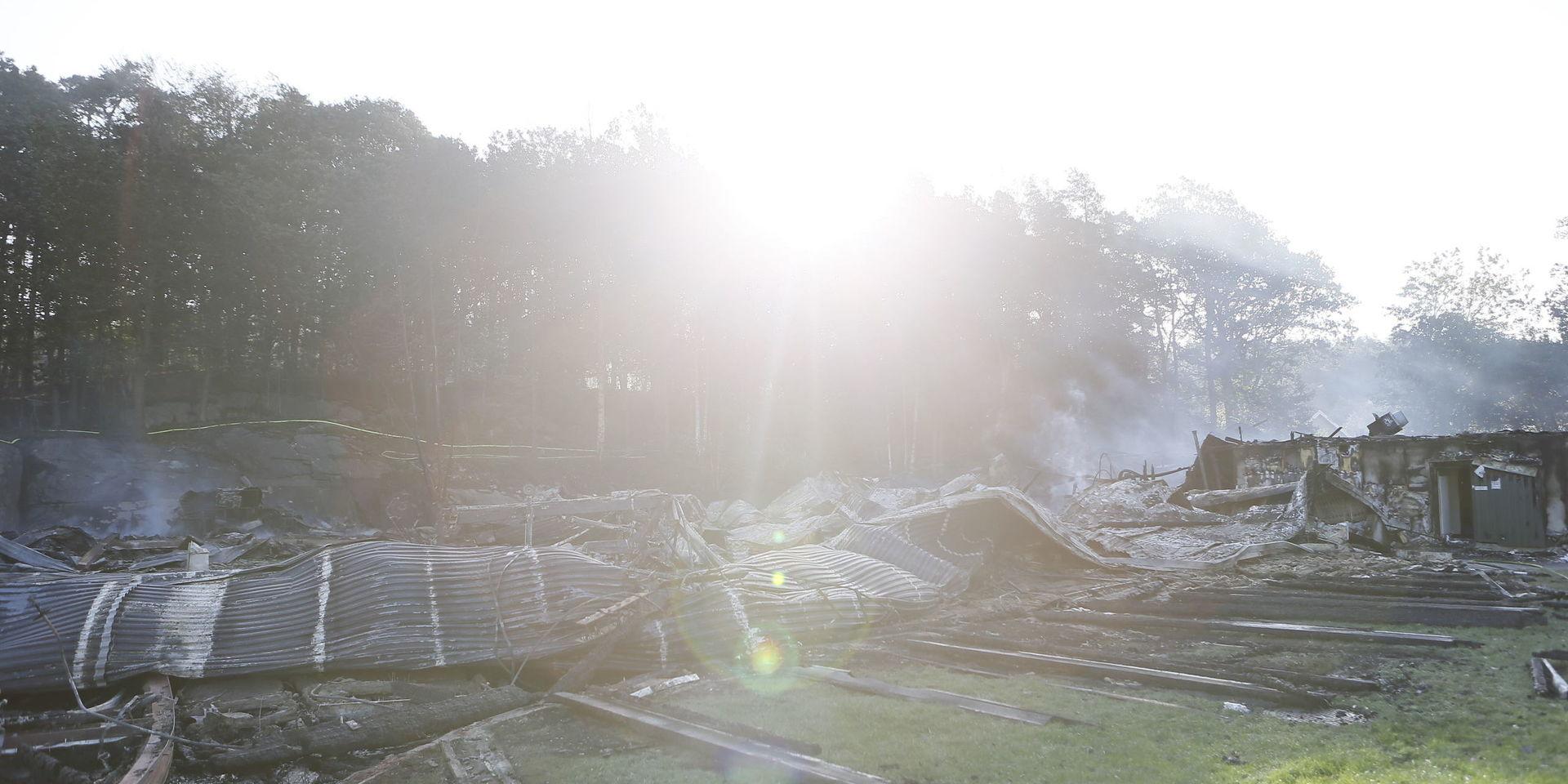 Resterna av Slottsskogshallen under måndagsmorgonen. Två pojkar har medgivit att de låg bakom söndagens brand. 