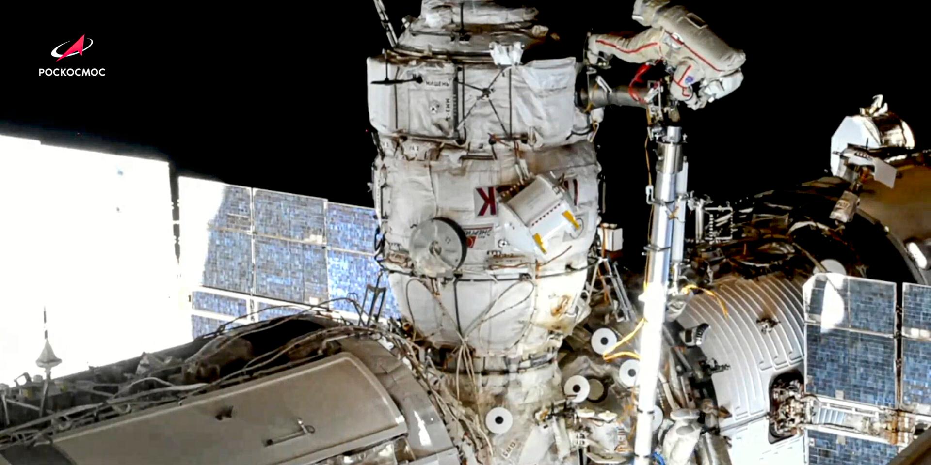 Internationella rymdstationen på en bild distribuerad av ryska Roskosmos i juni i år. På bilden ses två ryska kosmonauter.