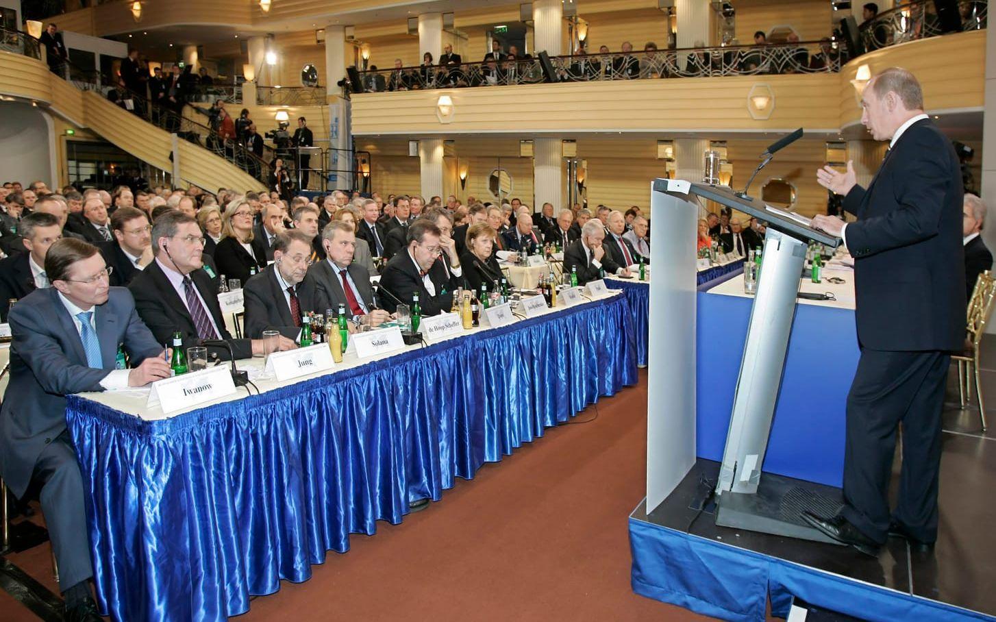 Rysslands president Vladimir Putin under säkerhetsmötet i München 2007. Då chockade han många av de andra världsledare med sin hårda retorik i sitt tal. Något som många nu pekar på var startskottet för Rysslands aggressiva politik mot omvärlden.