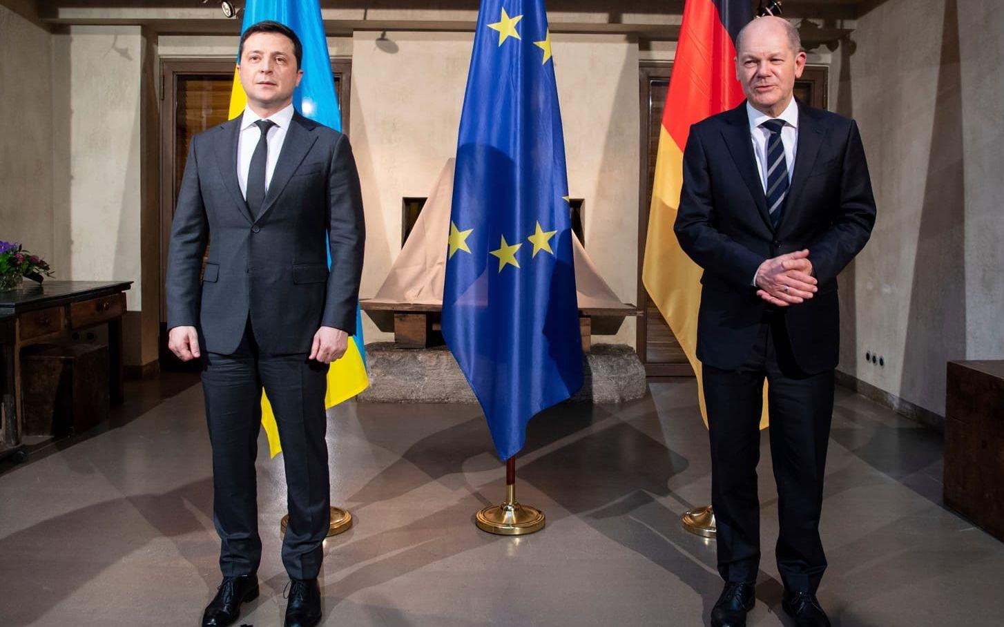 Olaf Scholz, förbundskansler i Tyskland, tillsammans med Ukrainas president Volodymyr Zelenskyj på säkerhetskonferensen i München förra året.