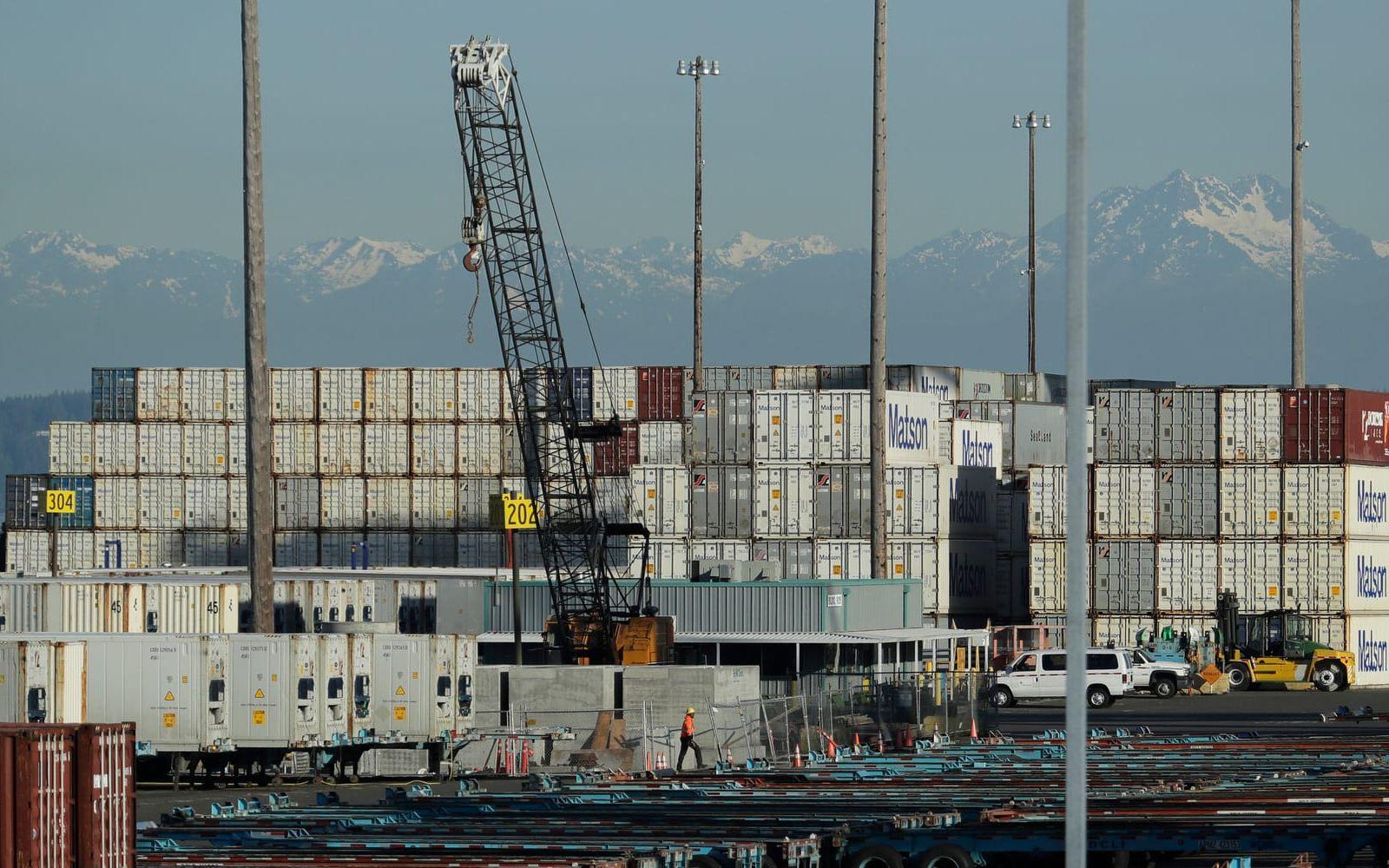 Fraktcontainrar i massor i Tacomas hamn i delstaten Washington. Det kan bli stökigt i USA om de nya tullarna införs. Arkivbild.