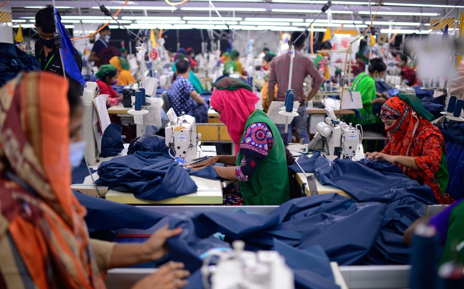 Arbetare syr kläder i en fabrik i Bangladesh. USA:s president Donald Trump hoppas på mer inhemsk produktion. Arkivbild.