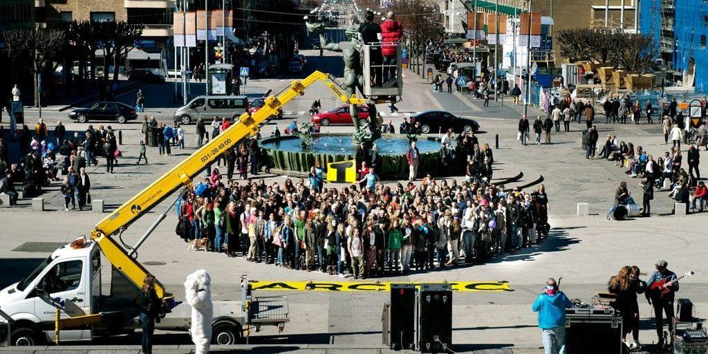 Greenpeaceanhängare formade ett hjärta påp Götaplatsen.