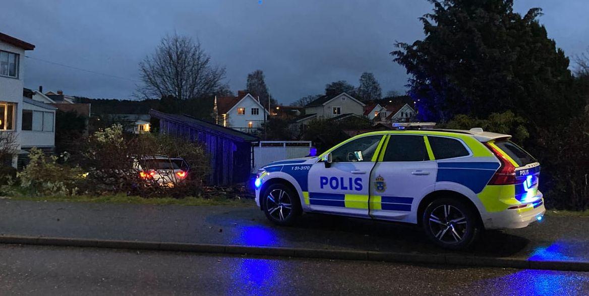 En bil hamnade i en trädgård i Sävedalen efter misstänkt rattfylla. 