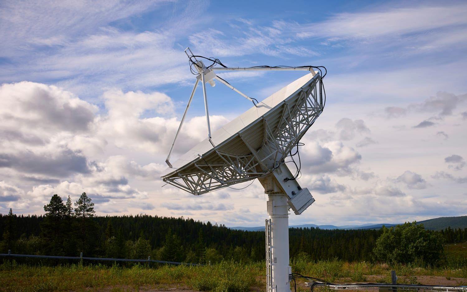 En antenn riktad mot skyn utanför rymdcentret Esrange. Arkivbild.