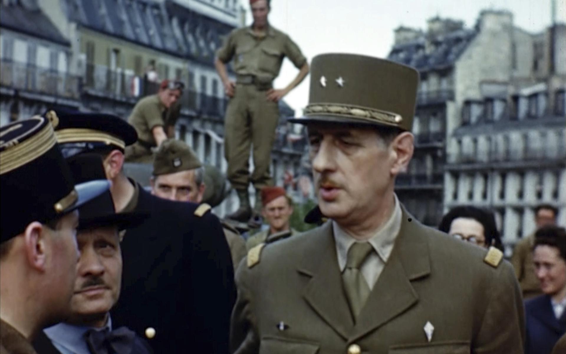 Frankrikes ledare Charles de Gaulle fick en huvudroll i dramatiken kring hur segermakterna skulle offentliggöra krigsslutet i Europa. Bild tagen ur en färgfilm Hollywoodregissören George Stevens spelade in i Paris 1944.
