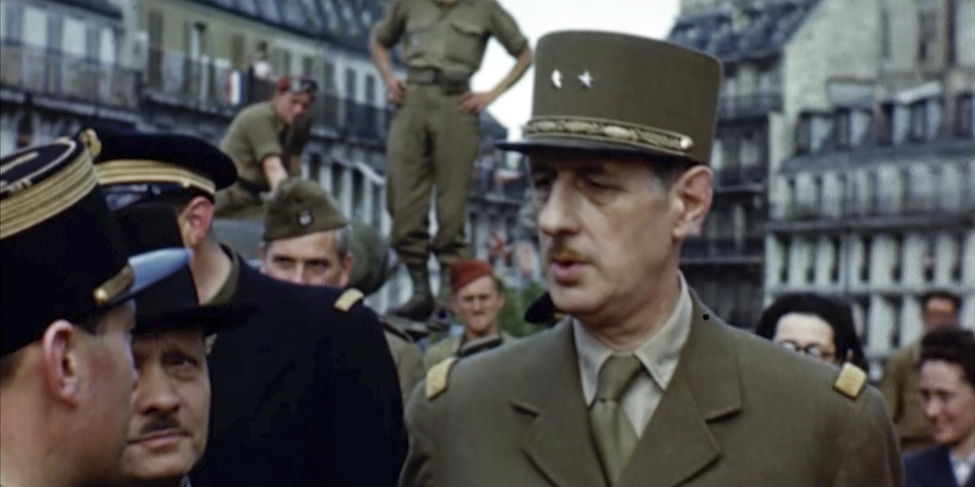 Frankrikes ledare Charles de Gaulle fick en huvudroll i dramatiken kring hur segermakterna skulle offentliggöra krigsslutet i Europa. Bild tagen ur en färgfilm Hollywoodregissören George Stevens spelade in i Paris 1944.