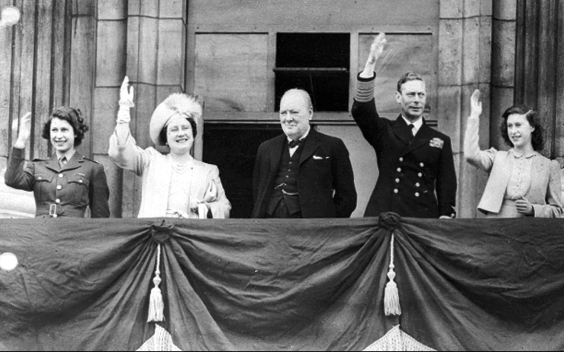Firande i London den 8 maj 1945. På balkongen på Buckingham Palace syns från vänster dåvarande prinsessan Elizabeth, hennes mor den dåvarande drottningen Elizabeth, premiärminister Winston Churchill, kung Georg VI och prinsessan Margaret.