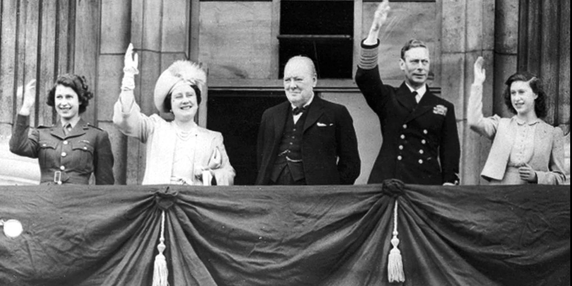 Firande i London den 8 maj 1945. På balkongen på Buckingham Palace syns från vänster dåvarande prinsessan Elizabeth, hennes mor den dåvarande drottningen Elizabeth, premiärminister Winston Churchill, kung Georg VI och prinsessan Margaret.