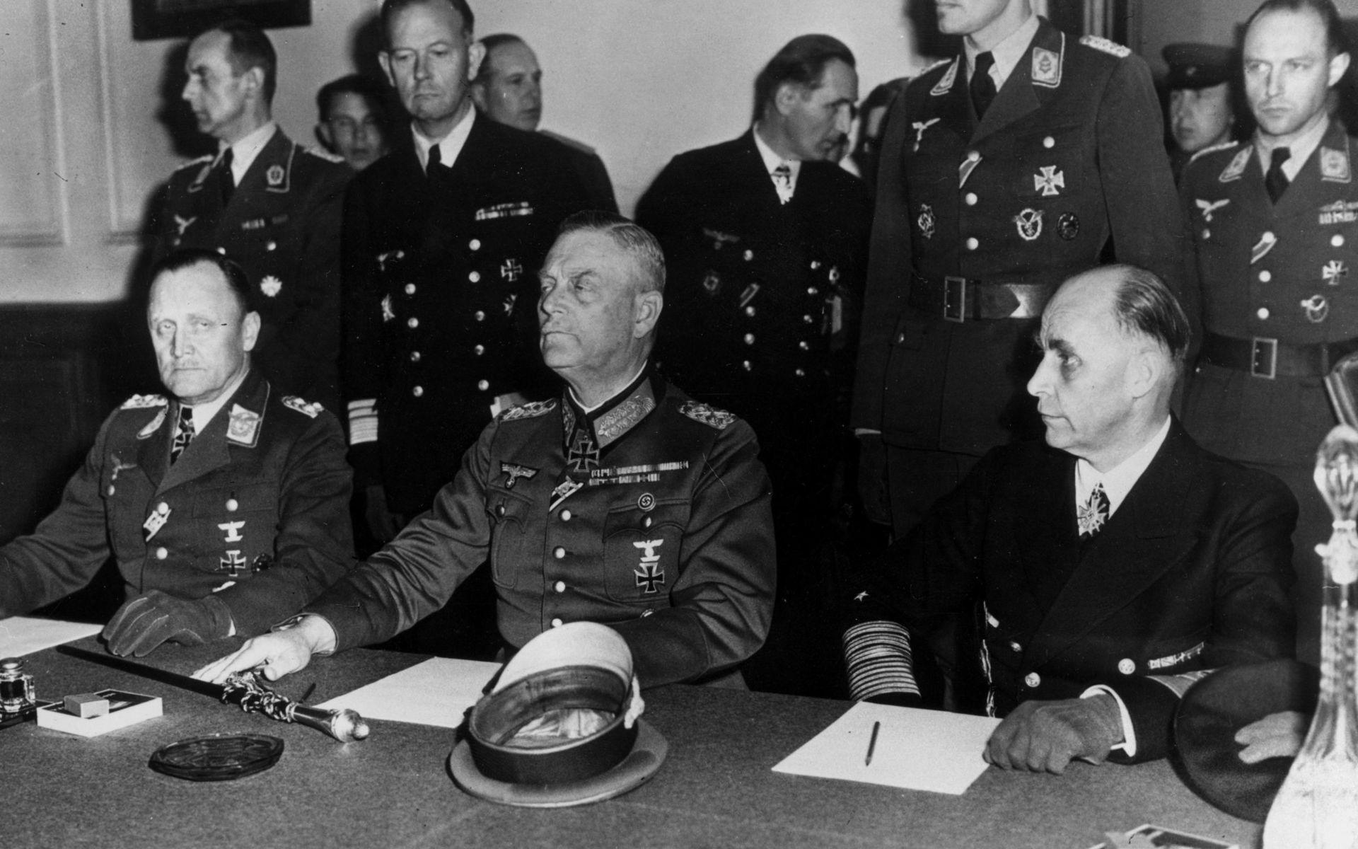 Undertecknande version två av den tyska kapitulationen, den 8 maj 1945 i Karlshorst i Berlins utkanter. Till vänster generalöverste Hans-Jürgen Stumpff, i mitten generalfältmarskalk Wilhelm Keitel och till höger generalamiral Hans-Georg von Friedeburg.