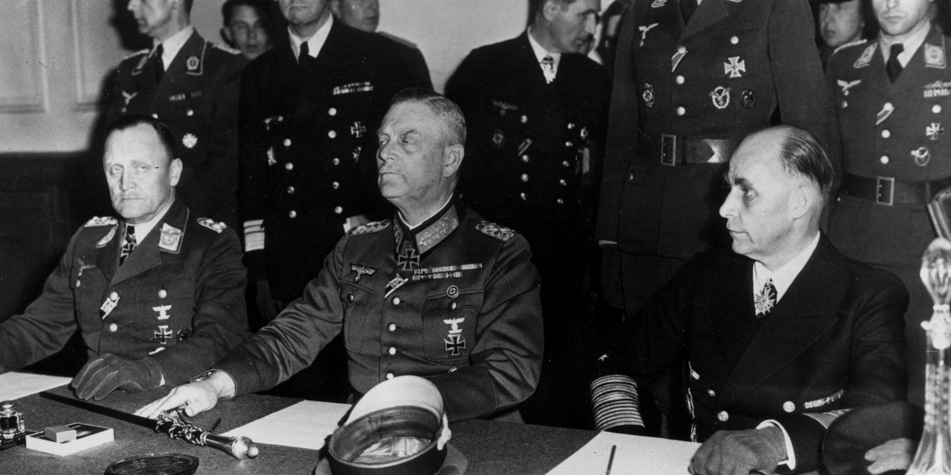 Undertecknande version två av den tyska kapitulationen, den 8 maj 1945 i Karlshorst i Berlins utkanter. Till vänster generalöverste Hans-Jürgen Stumpff, i mitten generalfältmarskalk Wilhelm Keitel och till höger generalamiral Hans-Georg von Friedeburg.
