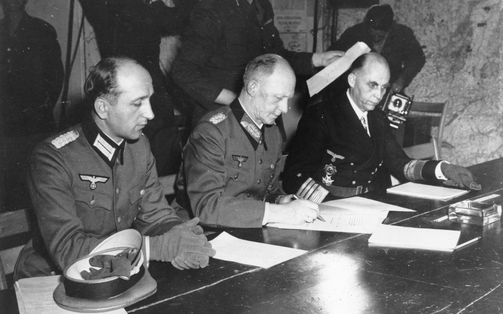 De tyska militärtopparna Wilhelm Oxenius, Alfred Jodl och Hans-Georg von Friedeburg vid undertecknandet av kapitulationen i Reims den 7 maj 1945.