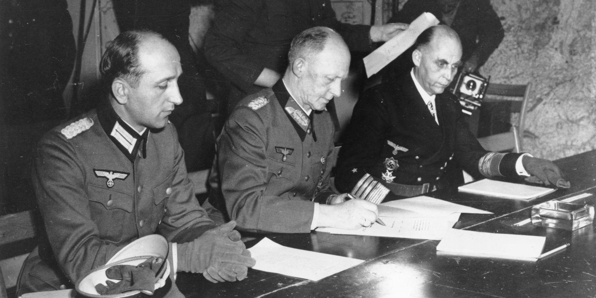 De tyska militärtopparna Wilhelm Oxenius, Alfred Jodl och Hans-Georg von Friedeburg vid undertecknandet av kapitulationen i Reims den 7 maj 1945.