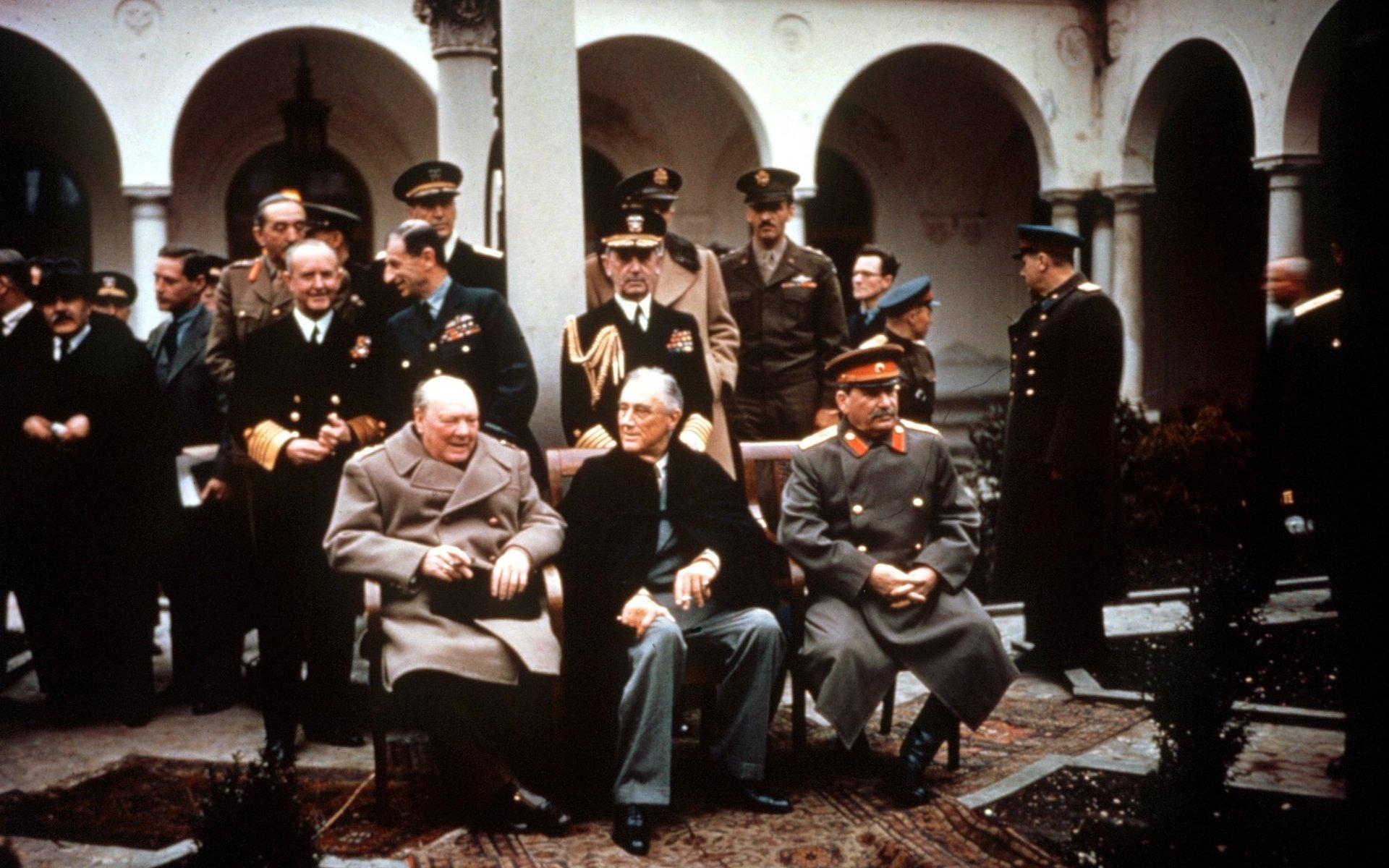 Inför krigsslutet hade de ledande segrarmakterna gjort upp vid Jaltakonferensen på Krim i februari 1945. På den här berömda bilden sitter Winston Churchill (Storbritannien) bredvid Franklin Roosevelt (USA) och Josef Stalin (Sovjetunionen).