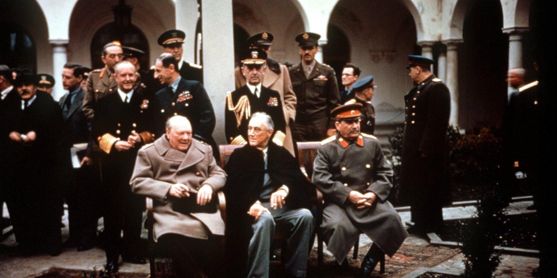 Inför krigsslutet hade de ledande segrarmakterna gjort upp vid Jaltakonferensen på Krim i februari 1945. På den här berömda bilden sitter Winston Churchill (Storbritannien) bredvid Franklin Roosevelt (USA) och Josef Stalin (Sovjetunionen).