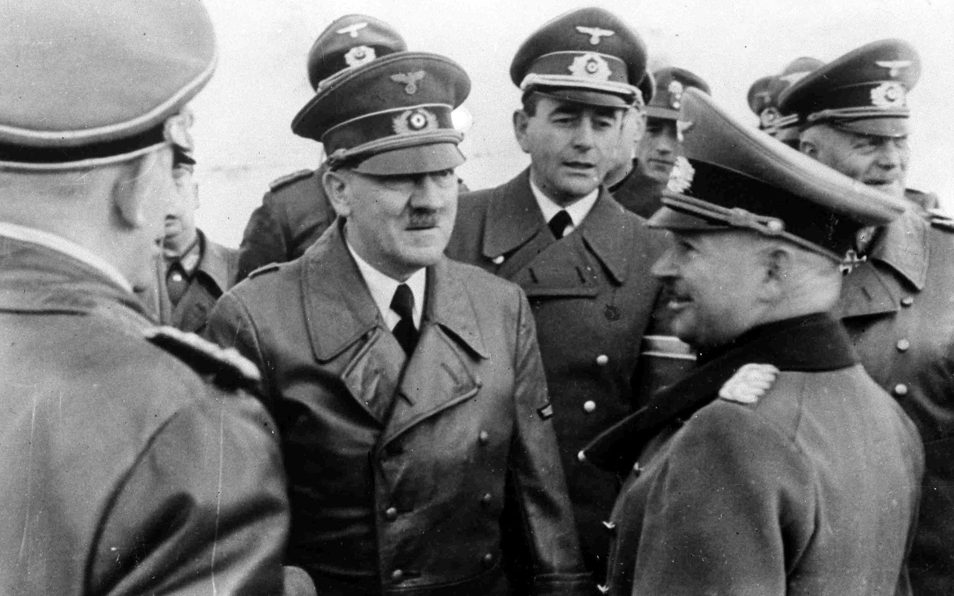 När Tyskland kapitulerade var ledaren Adolf Hitler död sedan någon vecka tillbaka. Den här bilden är tagen 1942, då Hitler pratade med sin nye stabschef Kurt Zeitzler (till höger närmast kameran). Mellan dem tittar rustningsministern Albert Speer fram. Längst till höger syns Wilhelm Keitel – som två och ett halvt år senare skulle vara med och skriva under kapitulationen.