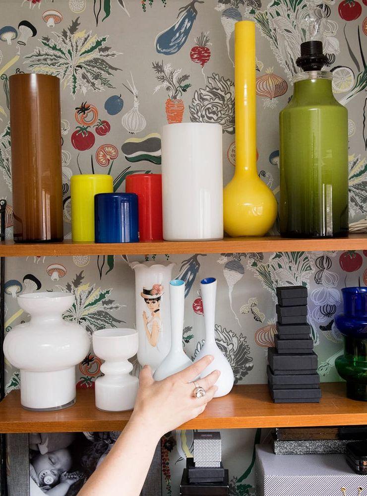 Malin älskar vaser. Här finns olika varianter från konstnärer som var verksamma på glasbruk som Gullaskruf, Alsterfors, Åseda, Elme och Rejmyre. Tapeten är en gammal originaltapet från 1950-talet som hon har fått av en kompis. Foto: Fredrik Sandberg/TT