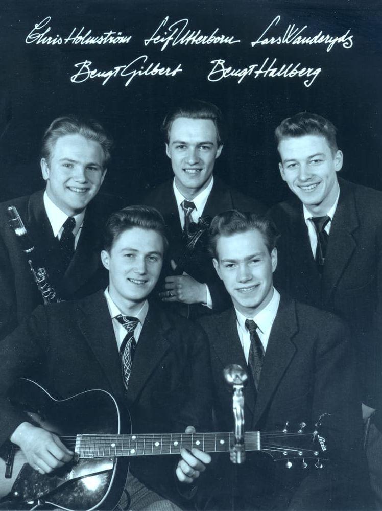 Bild från 1947 av en av Hallbergs tidigaste konstellationer tillsammans med Chris Holmström, Leif Utterbom, Lars Wanderydz och Bengt Gilbert, Bengt Hallberg längst fram till höger. Utöver Bengt Hallberg blev även Holmström och Wanderydz professionella musiker.