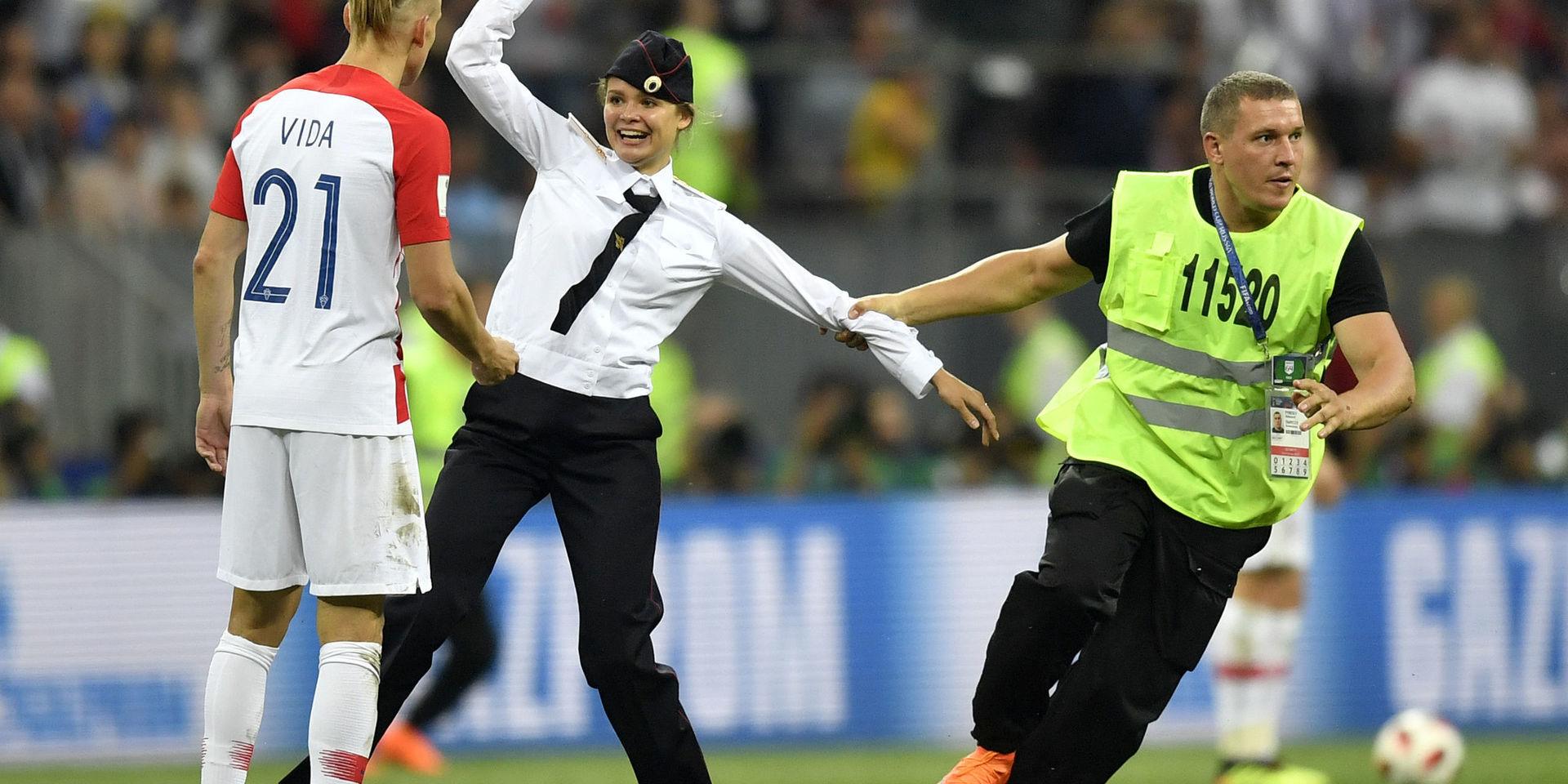 Fyra medlemmar av Pussy riot sprang in på planen klädda som poliser under fotbolls-VM i Ryssland 2018 under finalmatchen mellan Frankrike och Kroatien.