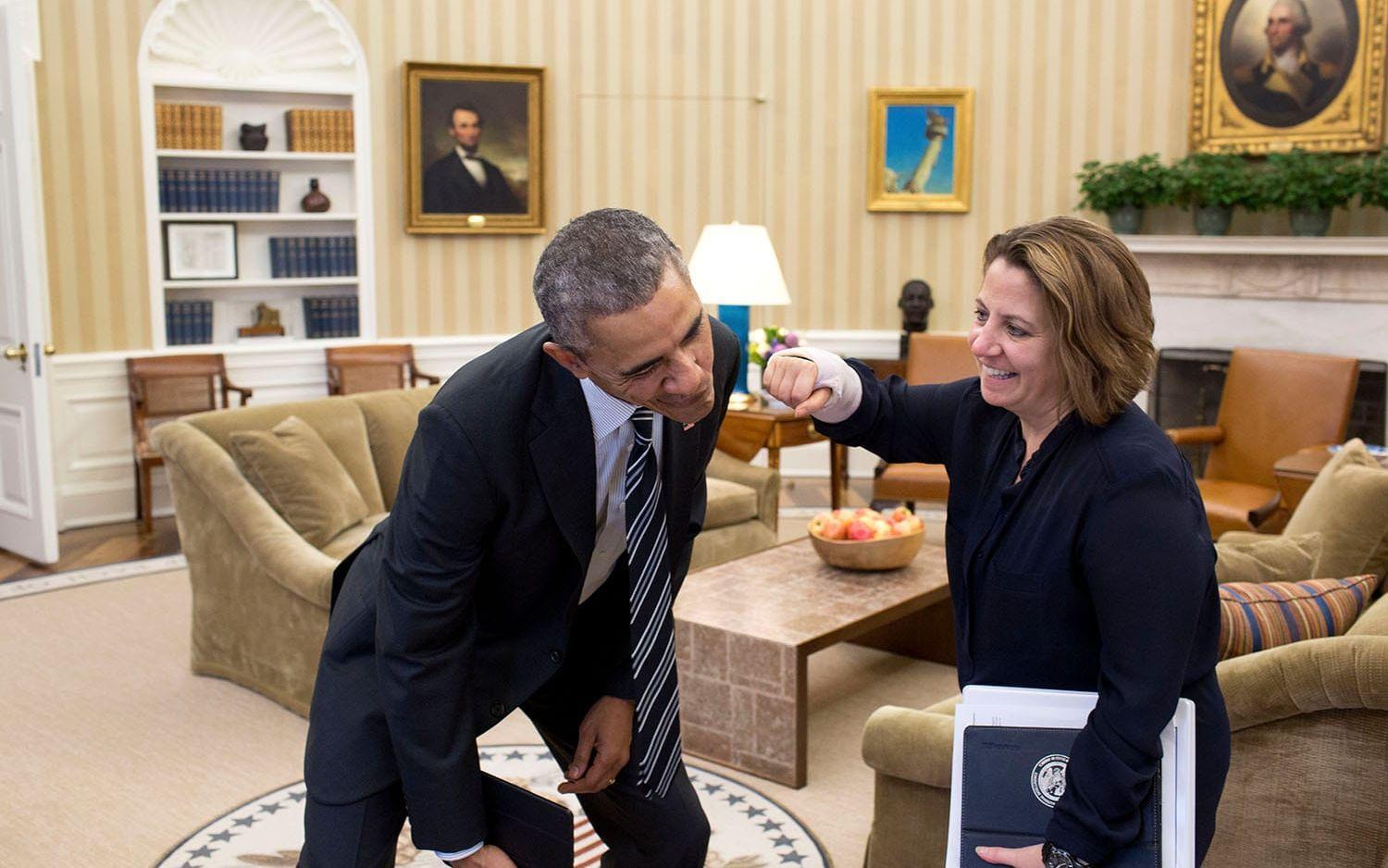 5 mars, 2015: Lisa Monaco, assistent till chefen för departementet mot terrorism, låtsas ge Obama en snyting i Ovala rummet. Foto: Pete Souza / Vita Huset