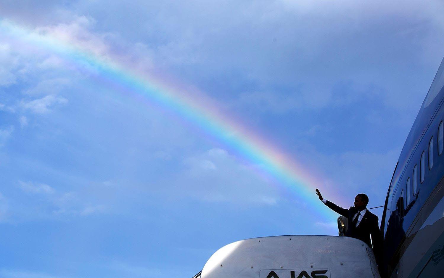 9 april, 2015: Obama vinkar strax innan han kliver ombord på Air Force One för att åka till Jamaica.