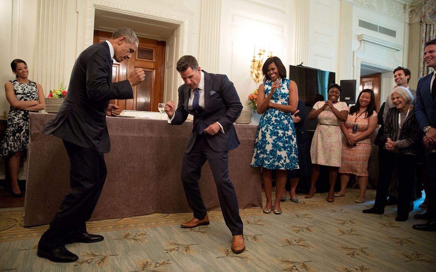 18 maj, 2015: "Visa oss Jeremy-dansen" uppmanade Obama sin socialminister Jeremy Bernard under ett farvälkalas. Vi kan bara gissa att det fanns en historia bakom den kommentaren. Foto: Pete Souza / Vita Huset