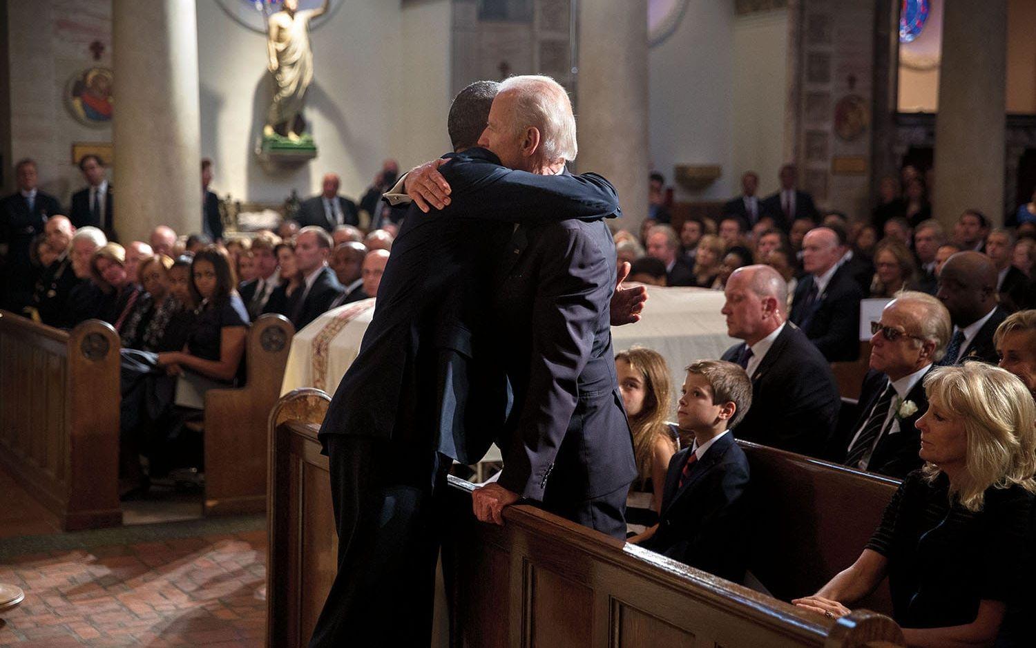 6 juni, 2015: Presidenten har just avslutat ett minnestal för Joe Bidens son, Beau Biden, när han går fram för att ge vicepresidenten en kram. Foto: Pete Souza / Vita Huset