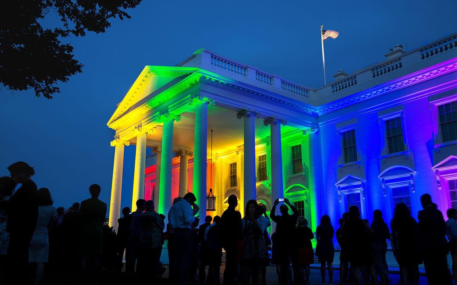 26 juni, 2015: Vita Huset är upplyst i regnbågens alla färger för att markera Högsta domstolens beslut om att tillåta samkönade äktenskap. Foto: Pete Souza / Vita Huset