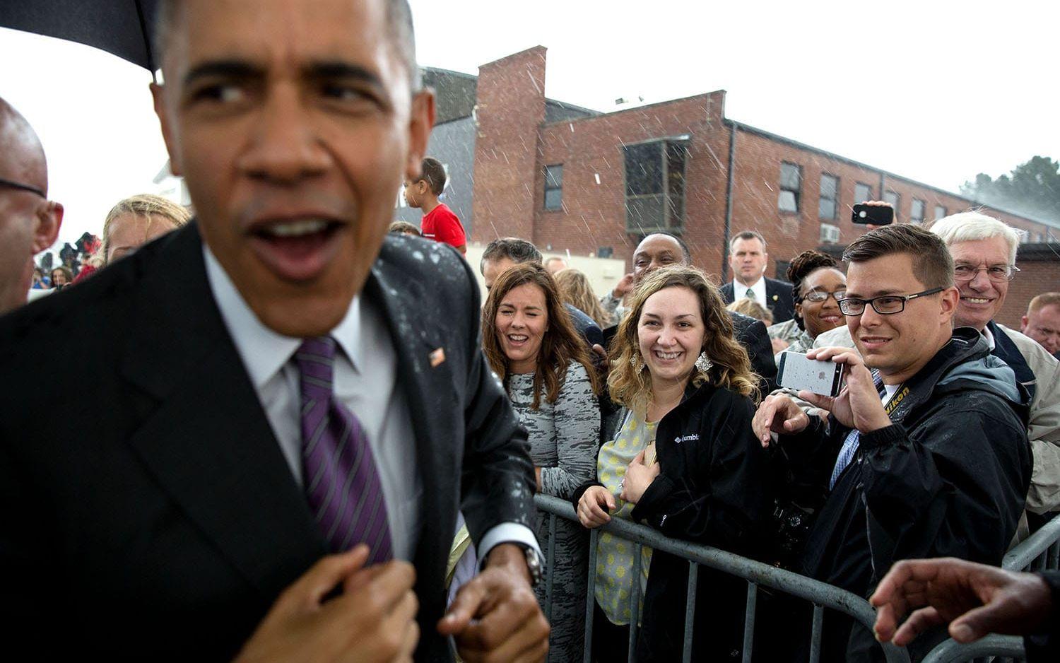 1 juli, 2015: Regnet öser ner medan presidemt Obama skakar hand med supportrar i Nashville. Foto: Pete Souza / Vita Huset