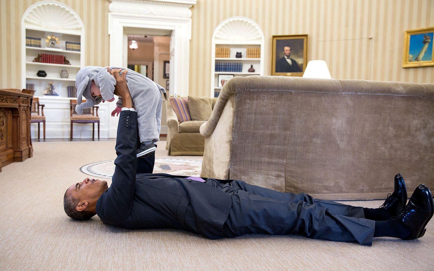 30 oktober, 2015: Obama med samma flicka som han gick ner på knä för tidigare. Foto: Pete Souza / Vita Huset