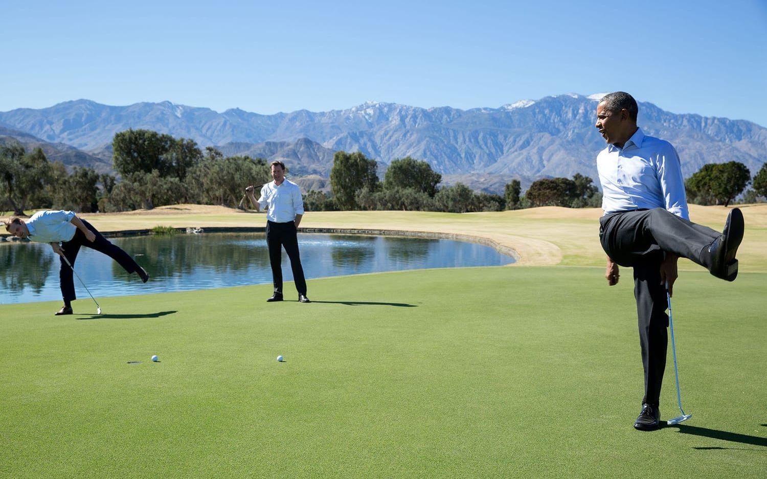 16 februari, 2016: Presidenten passar på att spela lite golf med några medarbetare från Vita Huset.