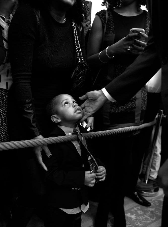 18 februari, 2016: Barack Obama hälsar på en pojke efter ett tal under Black History Month. Fotografen Pete Souza berättar att pojken, vars namn är Clark Reynolds, fick ett exemplar av fotot hemskickat med presidentens singnatur.