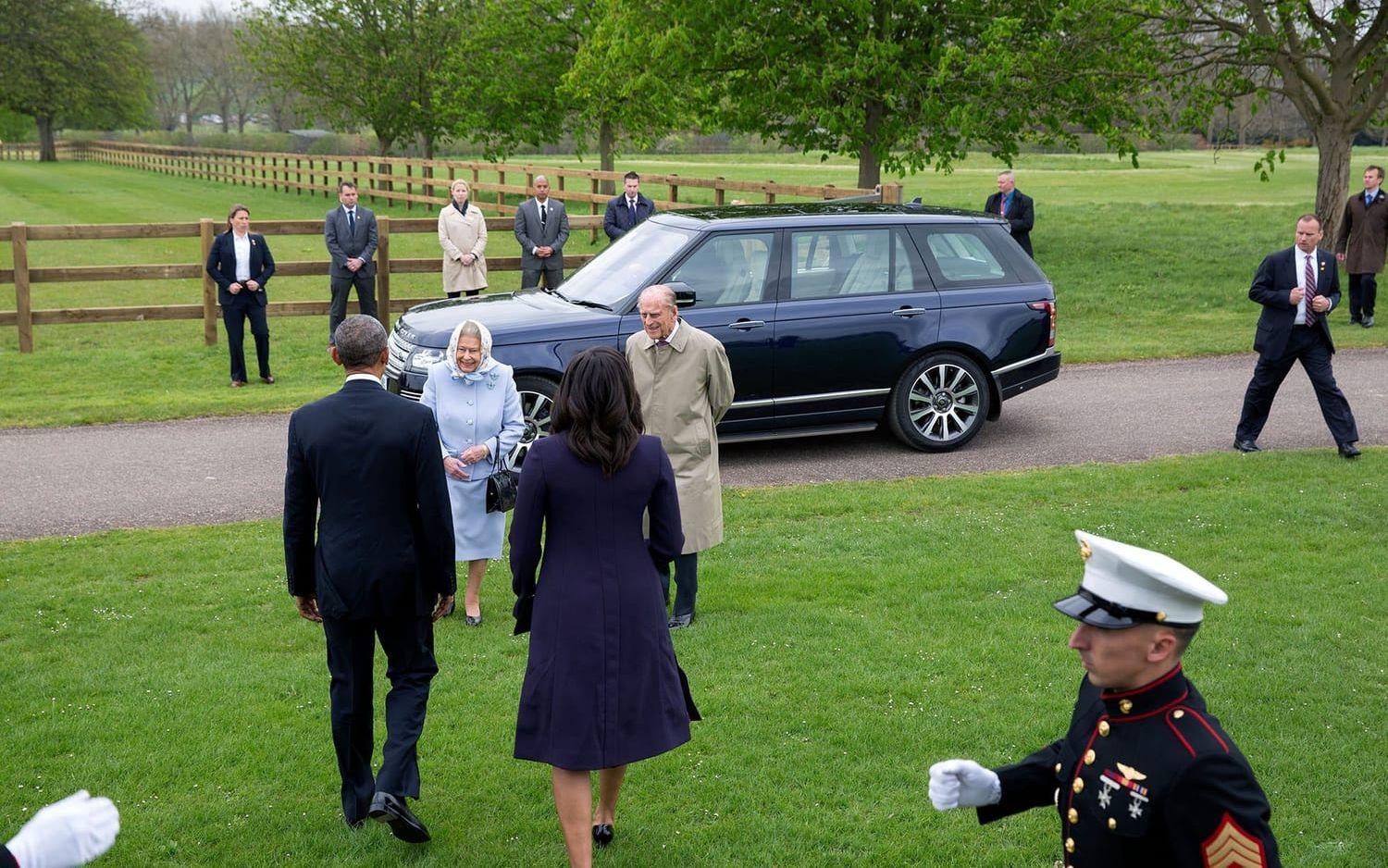 22 april, 2016: Barack och Michelle Obama möter det brittiska drottningen under ett besök i landet.