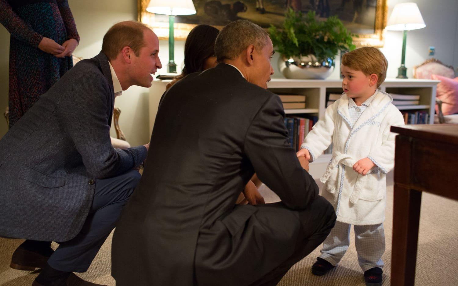 22 april, 2016: Barack och Michelle Obama hälsar på lille Prince George under ett besök i Storbritannien. Foto: Pete Souza / Vita Huset