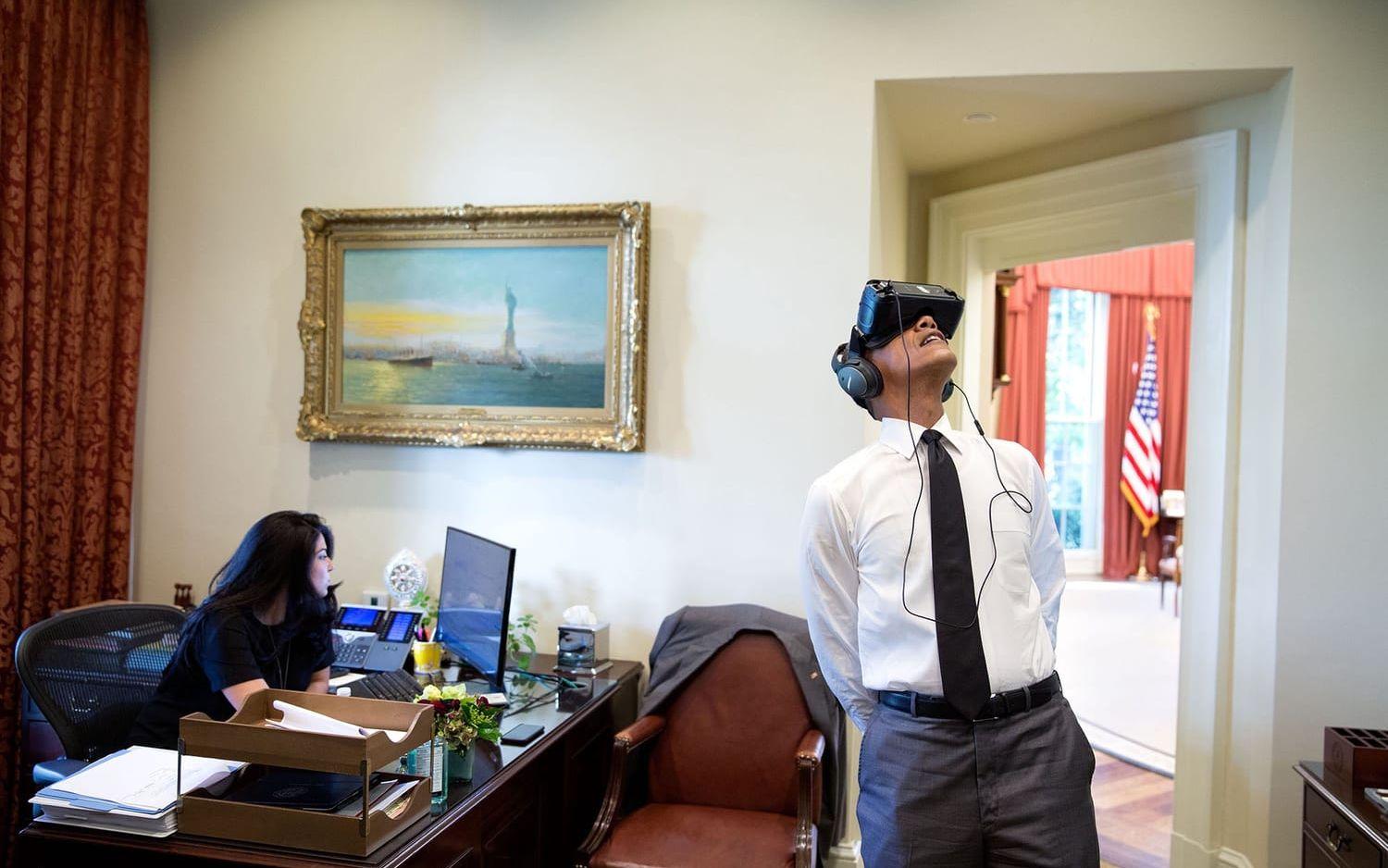 24 augusti, 2916: Barack Obama återupplever ett besök till Yosemite Nationalpark genom ett VR-headset.
