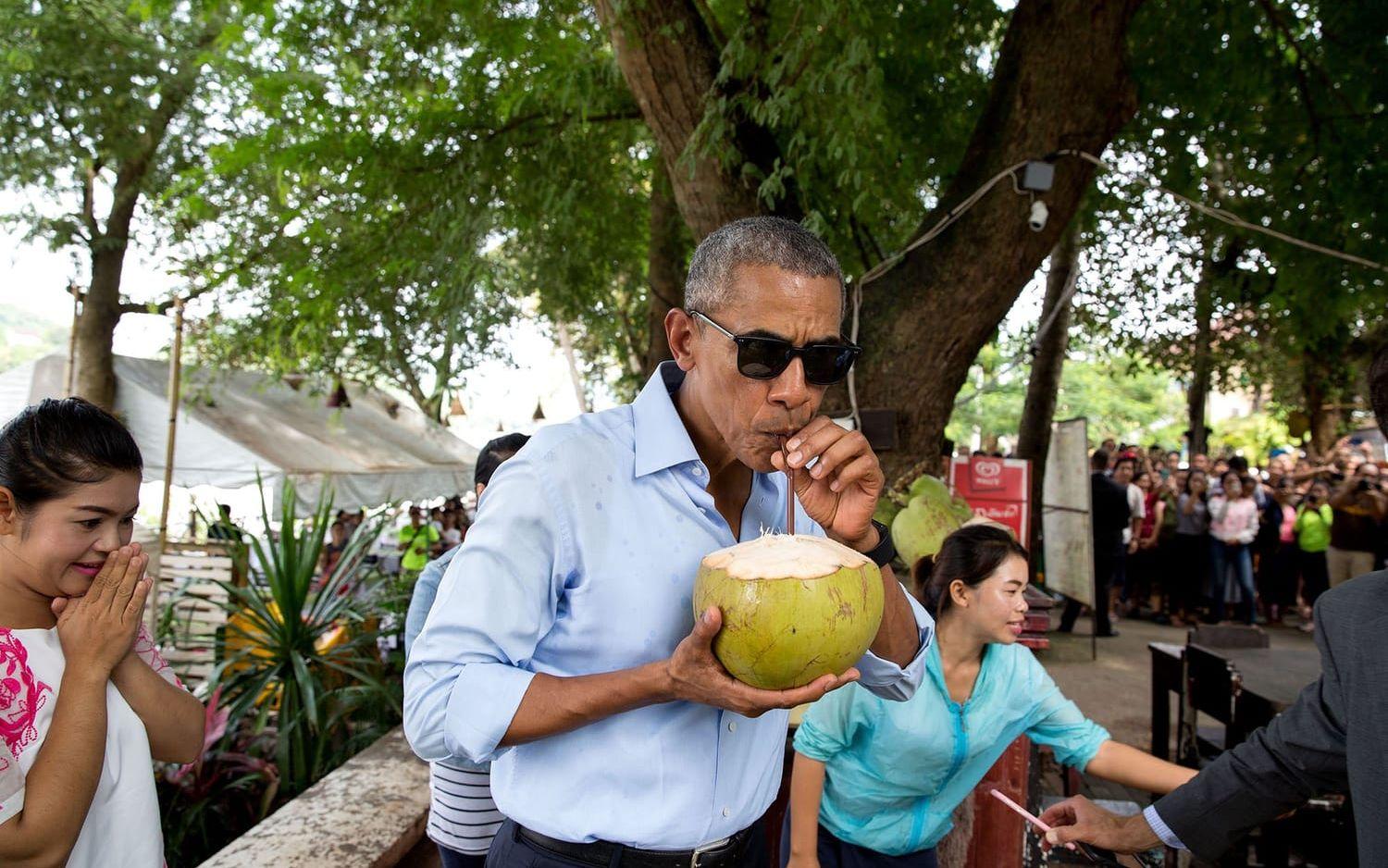 7 september, 2016: Barack Obama besöker Laos och blir serverad kall kokosnöt. Notera fläckarna på hans skjorta.