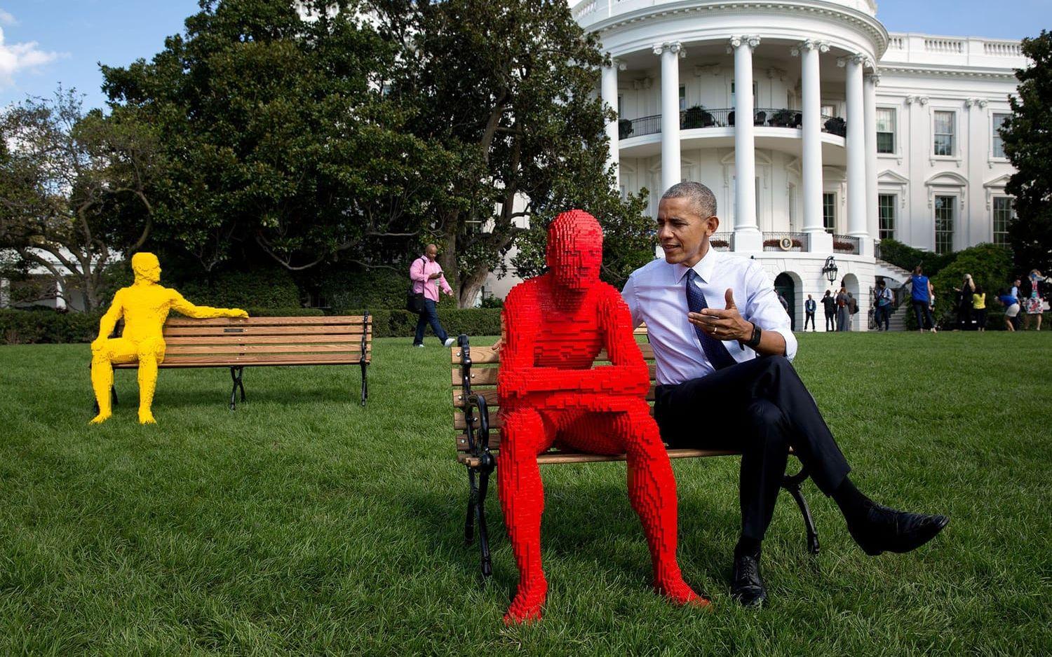 3 oktober, 2016: Obama tog själv initiativet till att bli fotografera med legofigurerna som var placerade utanför Ovala rummet.