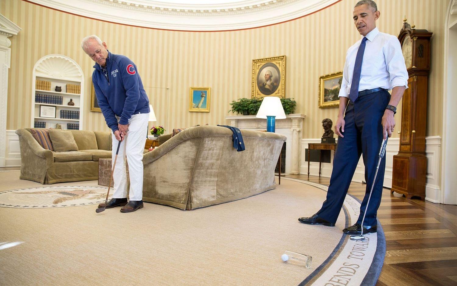 21 oktober, 2016: Skådespelaren Bill Murray besöker Vita Huset och visar sig vara en hejare på golf.