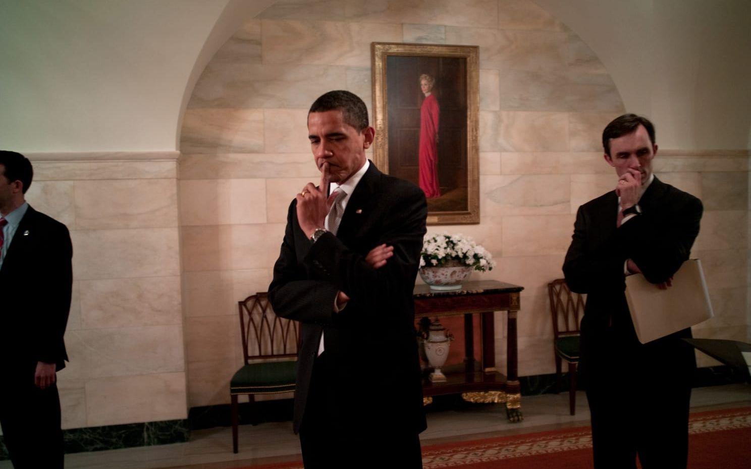 25 februari, 2009: Obama tar sig en funderar medan han väntar på att hålla ett pressmöte. Foto: Pete Souza / Vita Huset