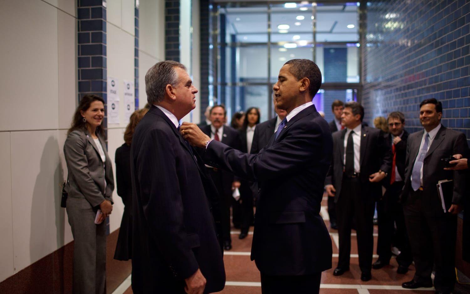 3 mars, 2009: Presidenten rättar till slipsen på Ray Lahood, transportministern, innan ett tillkännagivande. Foto: Pete Souza / Vita Huset