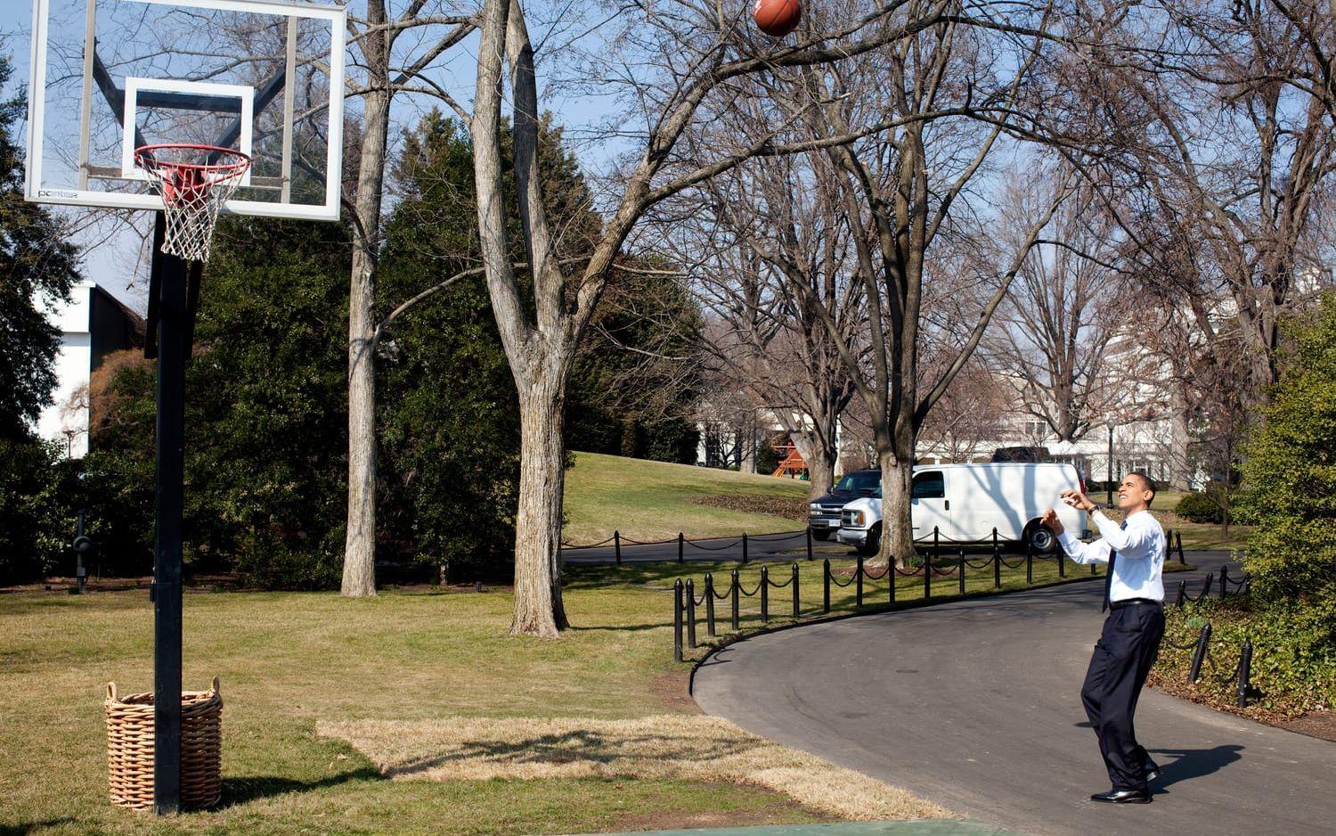 6 mars, 2009: Obama spelar basket på Vita husets område.